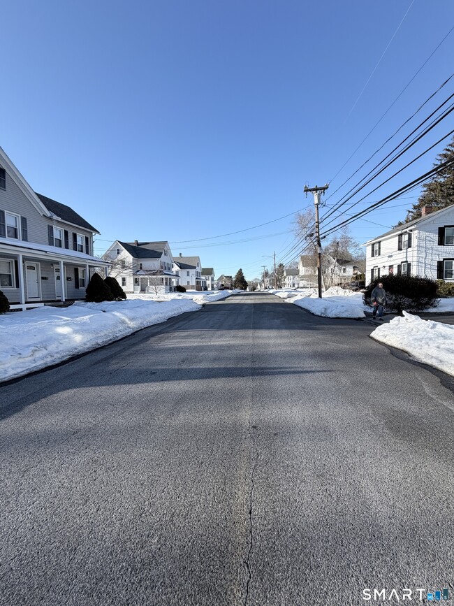 Building Photo - 79 Meadow St