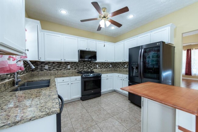 Building Photo - 2227 Longmont Dr