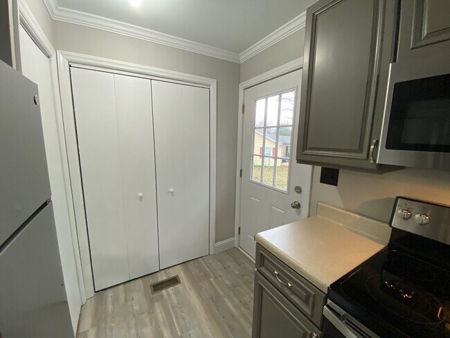 Building Photo - West AVL - Remodeled and Ready!