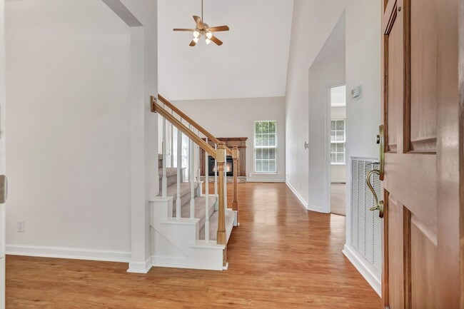 Building Photo - NEW PRICE and $500 off second full month's rent with a signed lease beginning in August!