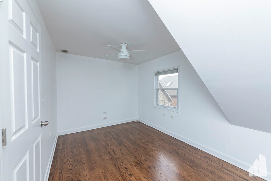 Building Photo - 1426 N Greenview Ave