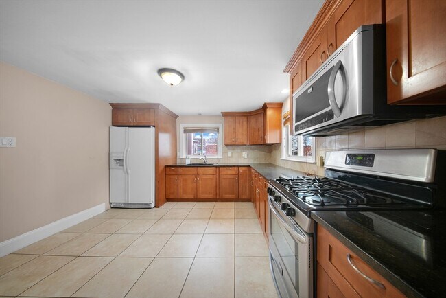 Building Photo - 10 Bigelow St