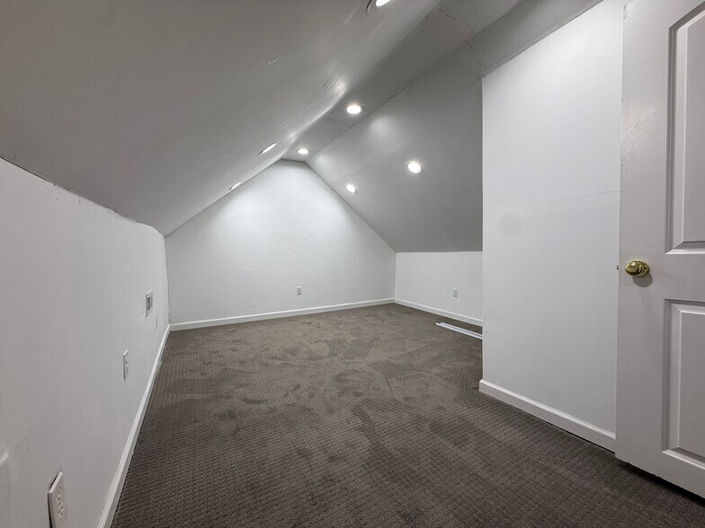 Building Photo - 321 E Stoddard St