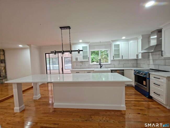 Building Photo - 7 Glenview Dr