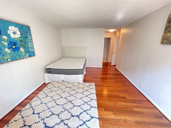 Building Photo - 2 bedroom 2 bath WITH PARKING