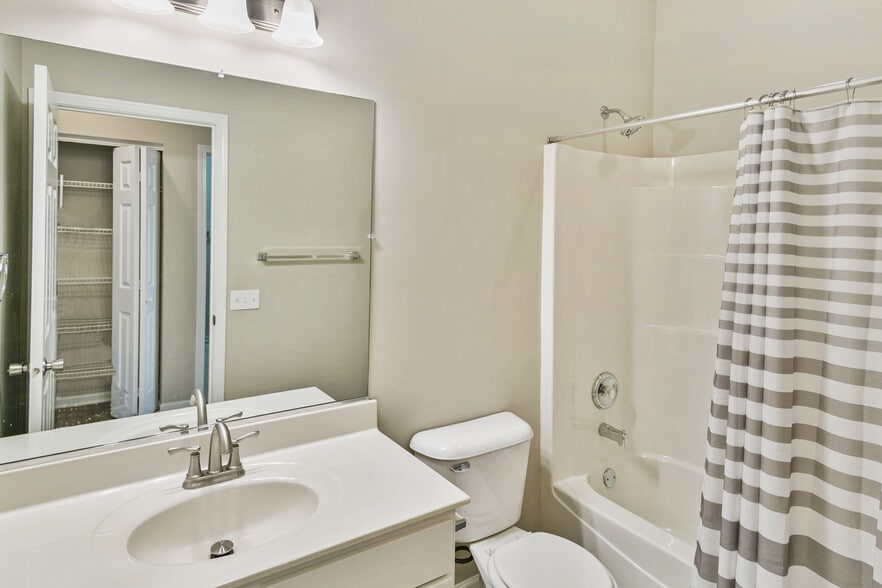 Building Photo - 1171 Mount Vernon Dr