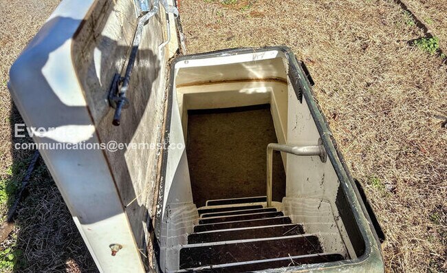 Building Photo - 450 Loveless Rd