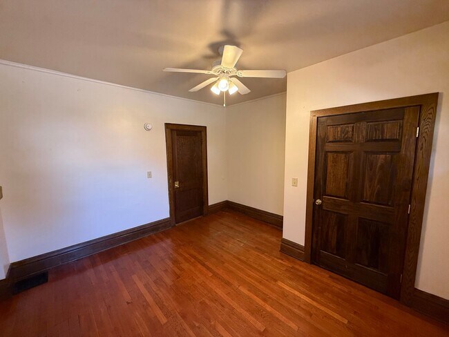 Building Photo - 2112-2120 Indianola Ave.