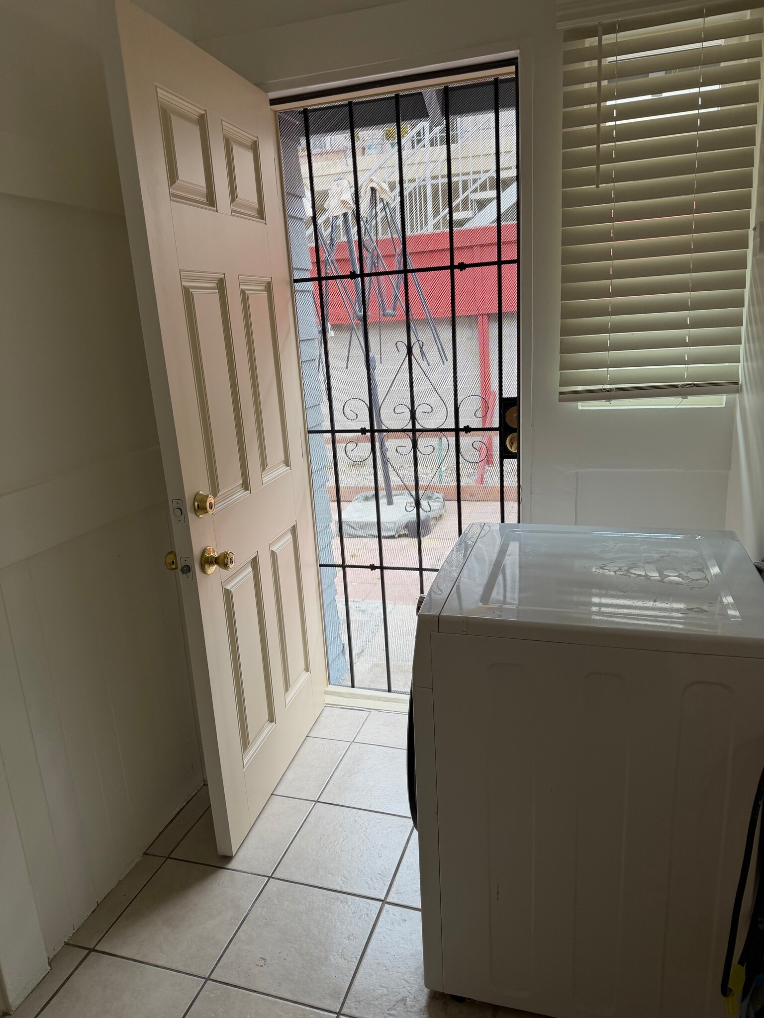 Building Photo - 309 E Wilson Ave