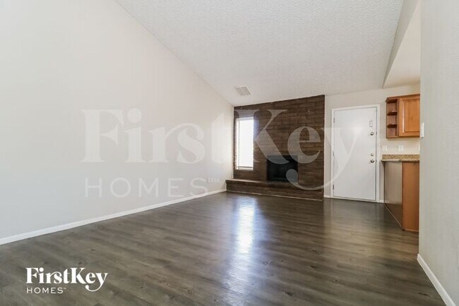 Building Photo - 6015 W Poinsettia Dr