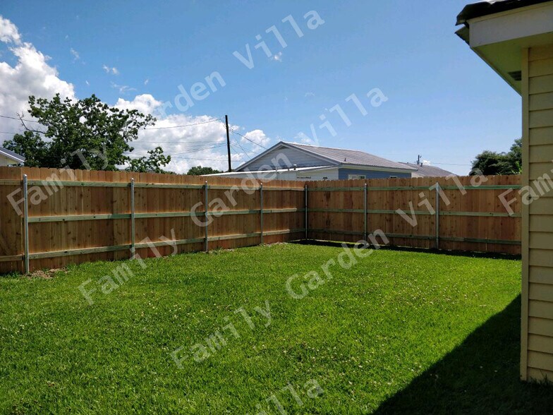 Building Photo - 1836 Ridgefield Ave