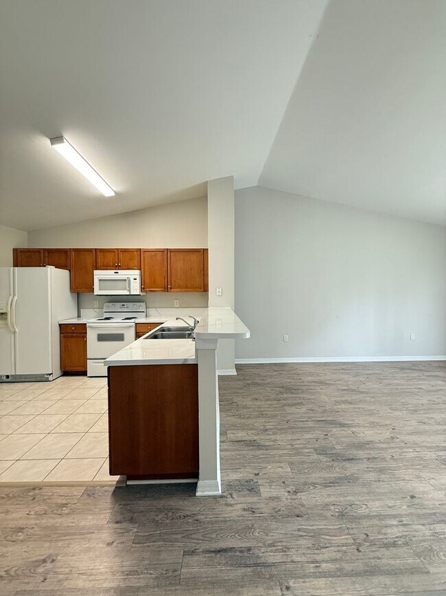 Building Photo - 2 Bedroom + Den, 2 Bath Duplex!