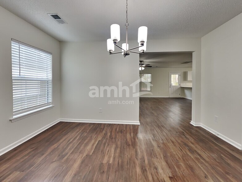 Building Photo - 125 Ducane St