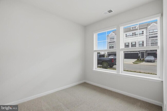 Building Photo - 332 Ensemble Wy