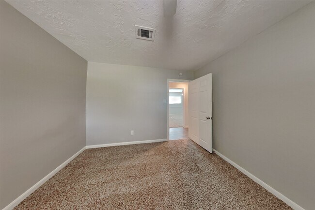 Building Photo - 25402 Elm Creek Dr