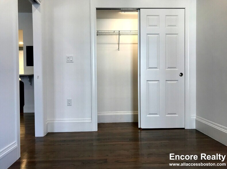 Building Photo - 503 Beacon St