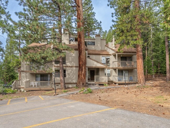 Building Photo - SKI LEASE: Townhome w/Fireplace, 2 Decks &...