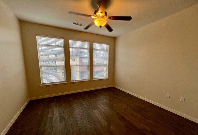 Building Photo - Gorgeous 1 Bedroom 1 Bath With Great Acces...