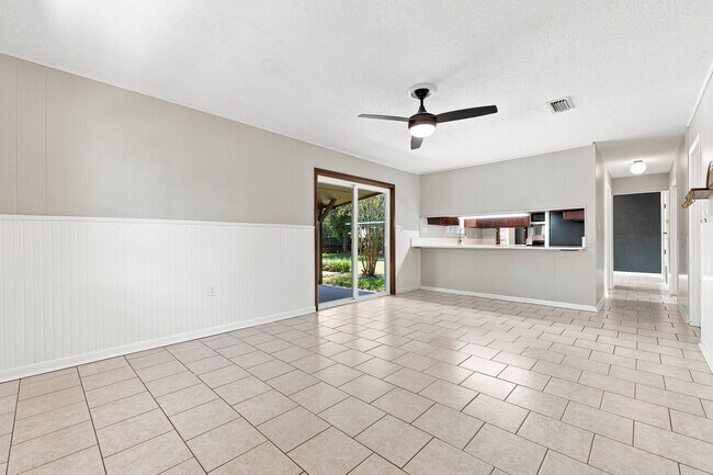 Building Photo - 1510 Royal Palm Dr
