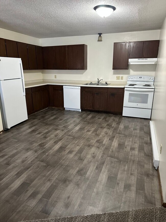 Building Photo - 2 BR 2 BA with Balcony Garage Included