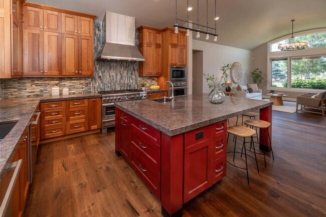 Building Photo - Stunning Tumalo Estate-6 Bed - 7.5 Bath ov...