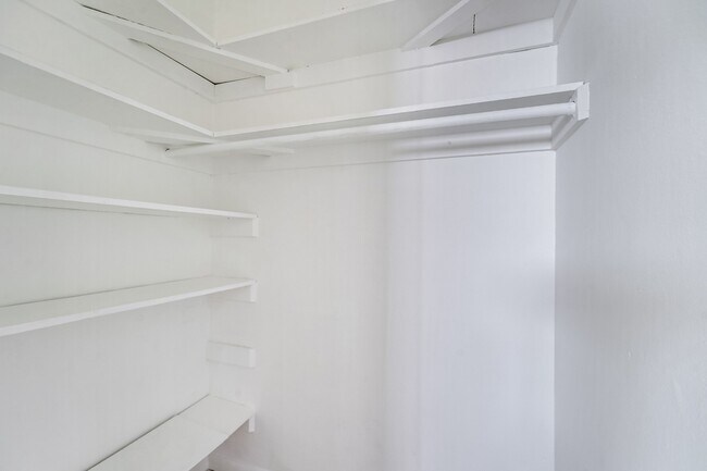 Building Photo - 6930 Rue Versailles Dr