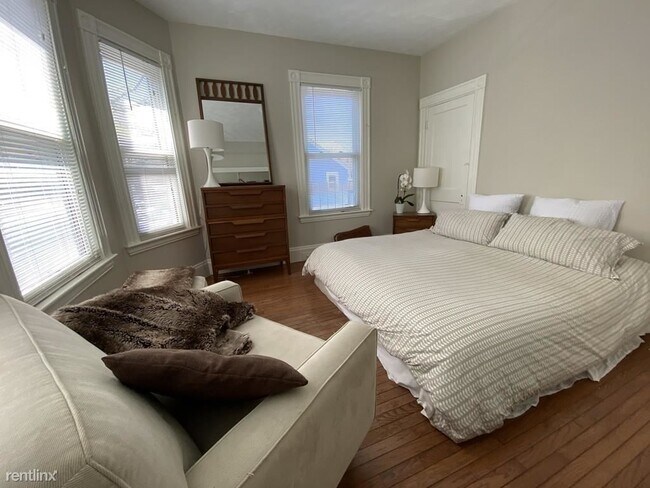 Building Photo - 3 br, 1 bath  - 38 Myrtle Ave Apt 1L
