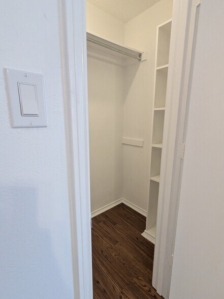 Building Photo - 2410 Cordoba Dr