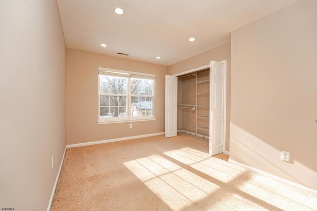 Building Photo - 558 London Ct