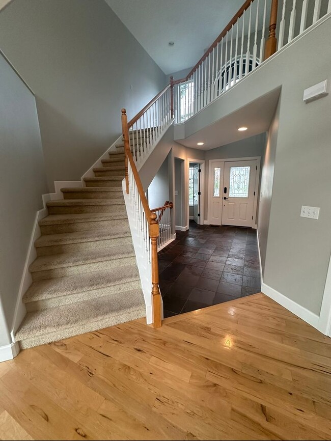 Building Photo - Stunning 3 level home with beautiful views