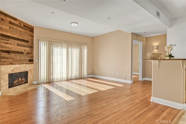 Building Photo - 12916 Moorpark St