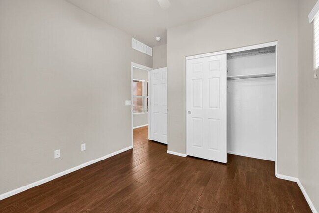 Building Photo - 946 S Hawk Ln