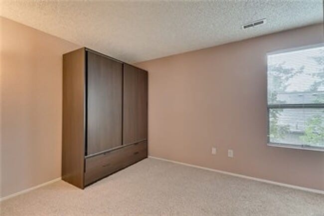 Building Photo - Freshly Updated 3BR Condo w/ Cozy Fireplace, Deck & 2 Parking