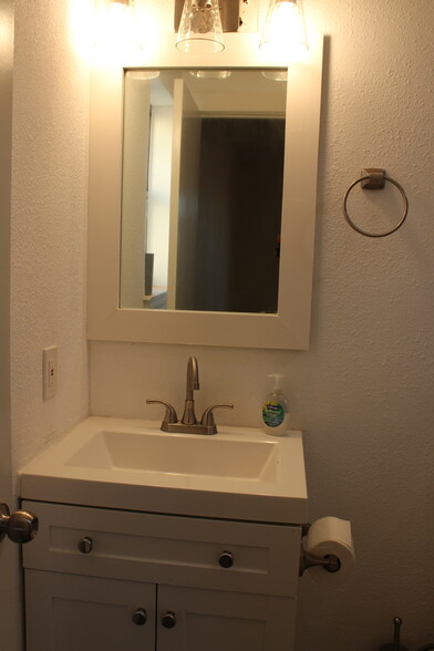 Primary sink - 1625 Vinecrest Cir