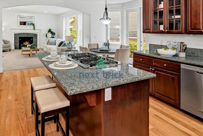 Building Photo - Spacious Home in Desirable Bellevue Neighb...