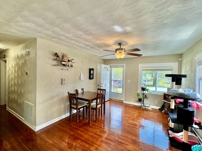 Building Photo - BEAUTIFUL HOME CLOSE TO AIRPORT AND MILITARY BASE.