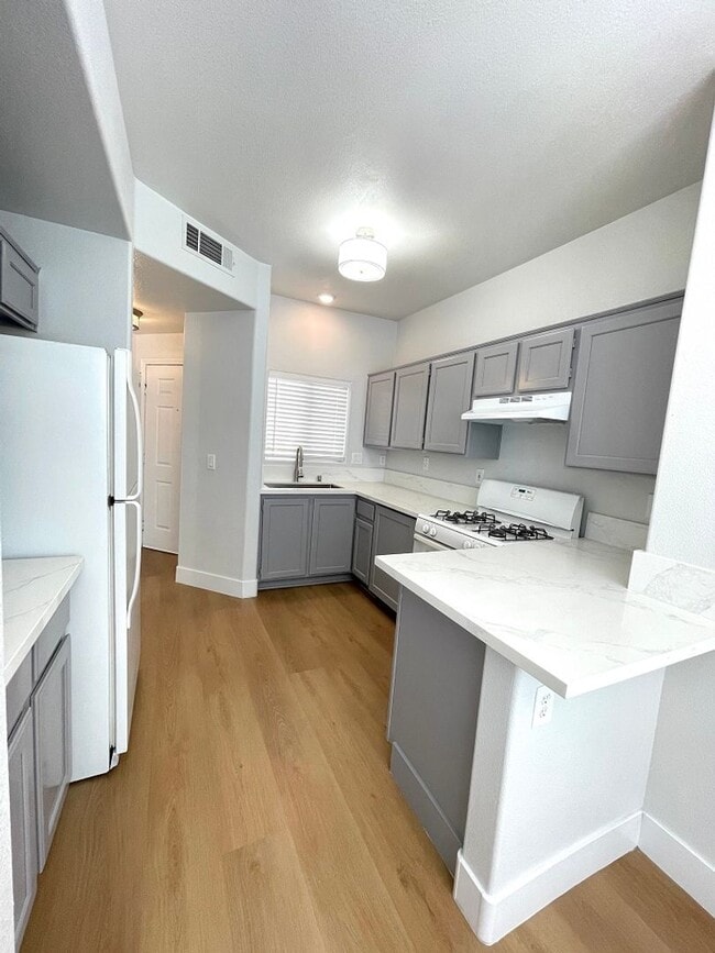 Building Photo - 3 bedroom/ 2 bath condo A Must See