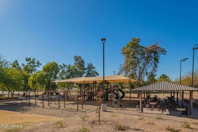 Building Photo - GORGEOUS Updated 2 bedroom Condo in Old To...