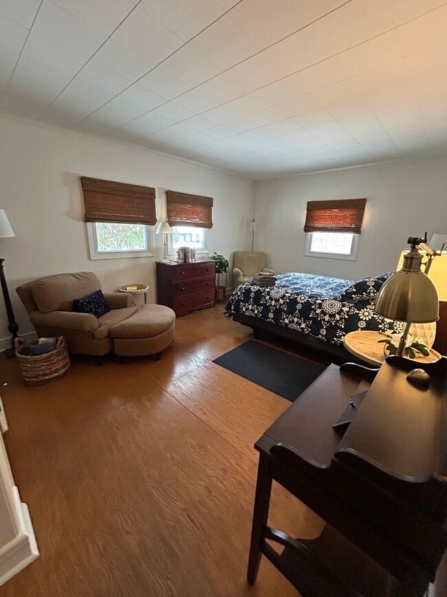 Building Photo - 4 Bed, 2 Bath House