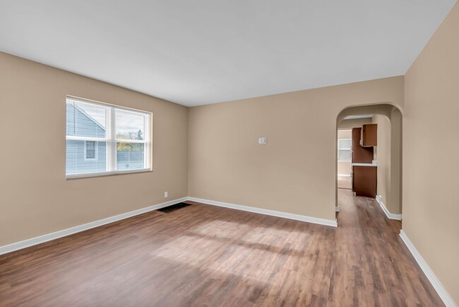 Building Photo - Welcome to this charming two-bedroom in Ho...