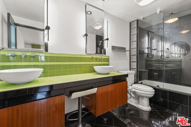 Building Photo - 8550 Holloway Dr