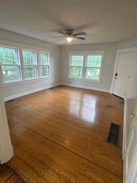 Bright and spacious living room - 1333 Castlewood Ave