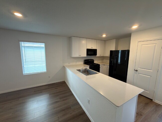 Building Photo - Three bed two bath two car garage in Sunset Oaks community.