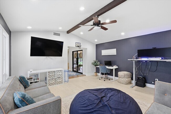 Building Photo - 14840 Knollview Dr