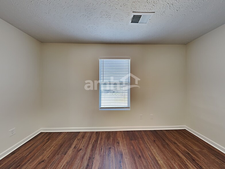 Building Photo - 2648 Sutherland Dr