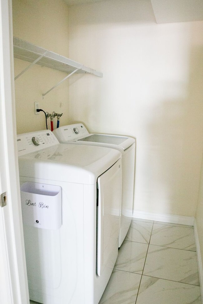 Building Photo - 4 bedroom 3 bath house for rent- Great loc...