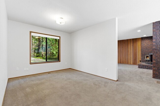 Building Photo - Spacious Bainbridge Island Home