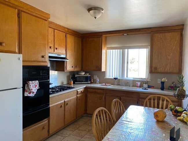 Building Photo - Quaint Apartment Complex in Santa Maria. L...