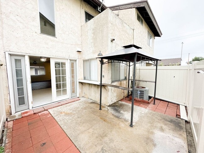Building Photo - Townhome AVAILABLE NOW in Colton. 2 Bed / 2 Bath Floorplan  + Garage!