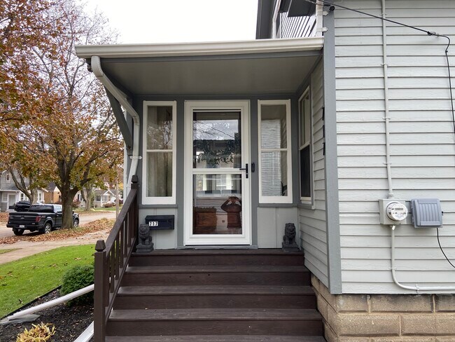 Building Photo - 717 S Fairview St